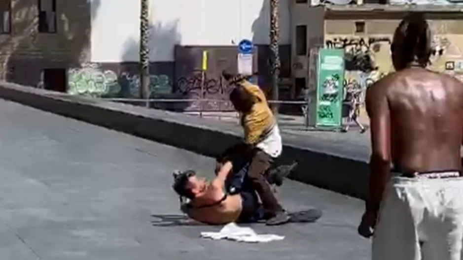 Impactante agresión entre dos hombres en el centro de Barcelona Impactante agresión entre dos hombres en el centro de Barcelona