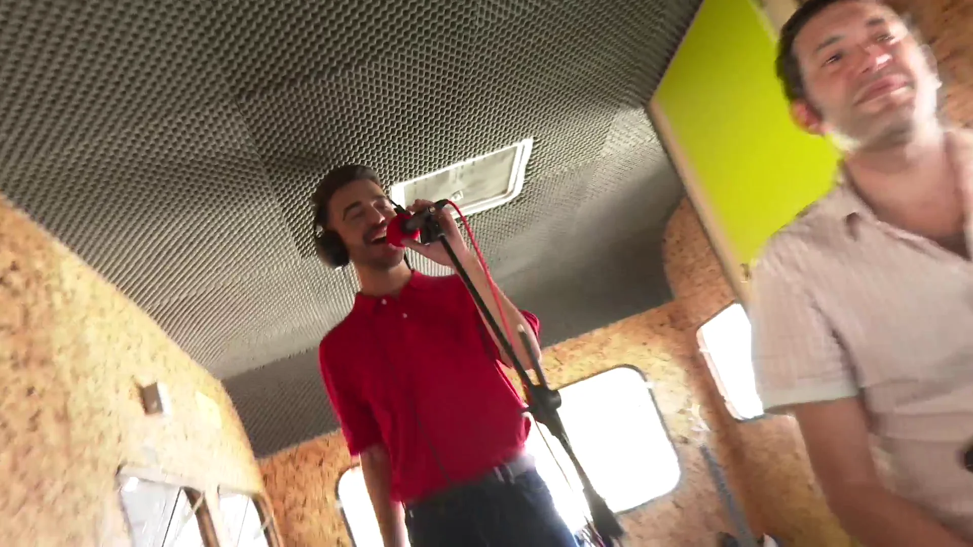 Nuestro reportero de Antena 3 Noticias, Adrián Alba al ritmo de la canción del verano Nuestro reportero de Antena 3 Noticias, Adrián Alba al ritmo de la canción del verano
