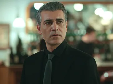 Derin decide parar el chantaje de Asya y le confiesa todo a Volkan Derin decide parar el chantaje de Asya y le confiesa todo a Volkan