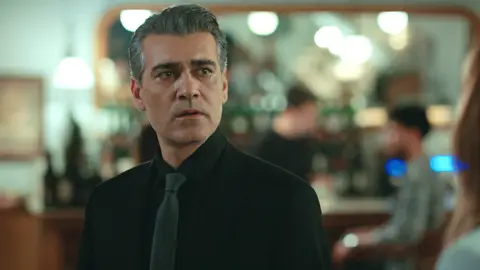 Derin decide parar el chantaje de Asya y le confiesa todo a Volkan Derin decide parar el chantaje de Asya y le confiesa todo a Volkan