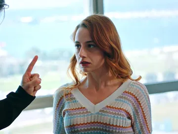 Nil pide a Selçuk un poco de comprensión… ¡Y él reacciona de una forma muy violenta! Nil pide a Selçuk un poco de comprensión… ¡Y él reacciona de una forma muy violenta!