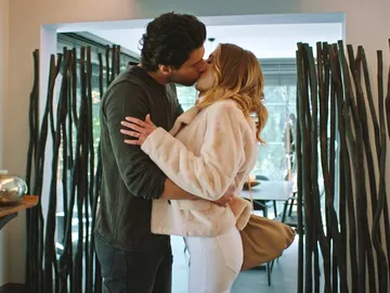 ¡Onur besa a Derin y Pelin lo graba todo a escondidas! ¡Onur besa a Derin y Pelin lo graba todo a escondidas!