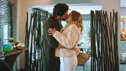 ¡Onur besa a Derin y Pelin lo graba todo a escondidas! ¡Onur besa a Derin y Pelin lo graba todo a escondidas!