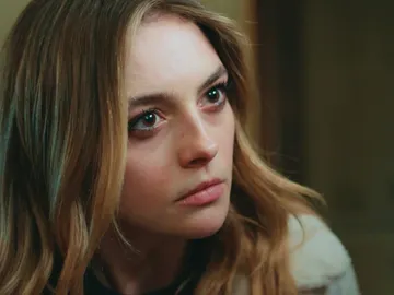 Asya chantajea a Derin con el vídeo de su beso con Onur: “Si no quieres que Volkan lo vea, harás lo que yo te diga” Asya chantajea a Derin con el vídeo de su beso con Onur: “Si no quieres que Volkan lo vea, harás lo que yo te diga”