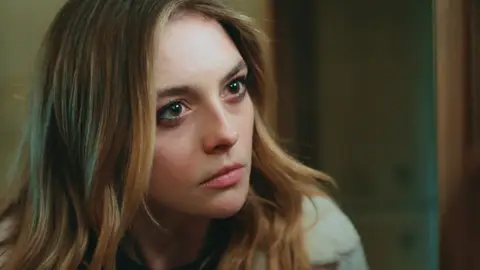 Asya chantajea a Derin con el vídeo de su beso con Onur: “Si no quieres que Volkan lo vea, harás lo que yo te diga” Asya chantajea a Derin con el vídeo de su beso con Onur: “Si no quieres que Volkan lo vea, harás lo que yo te diga”