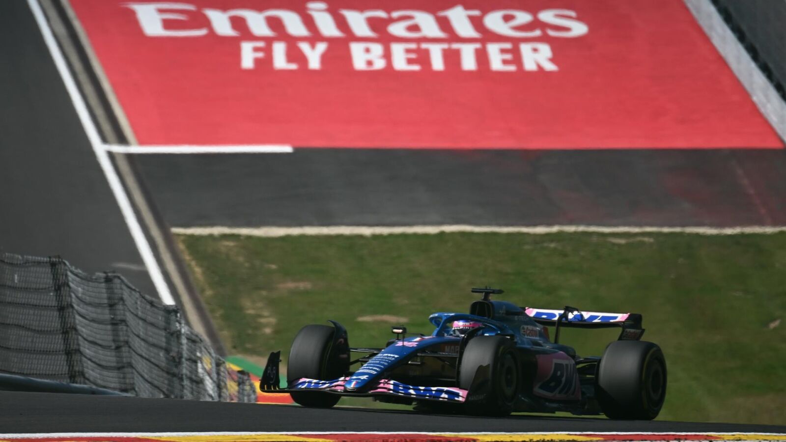 Alonso estalla contra Hamilton tras un incidente en la salida: 