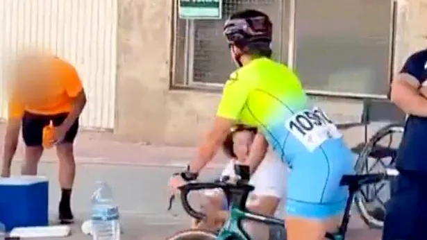 Cecilia se enfrenta a la persona que hizo el comentario Cecilia se enfrenta a la persona que hizo el comentario