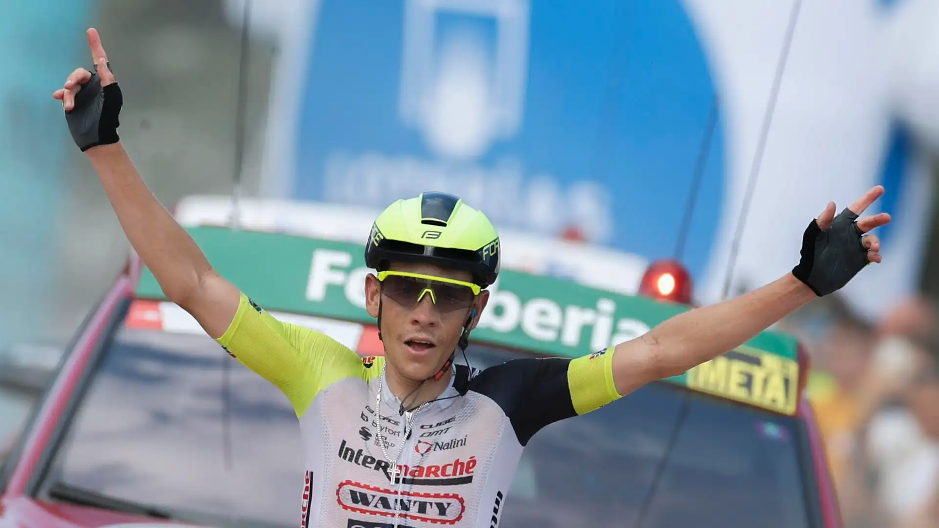 Louis Meintjes entra a la meta el primero en Les Praeres