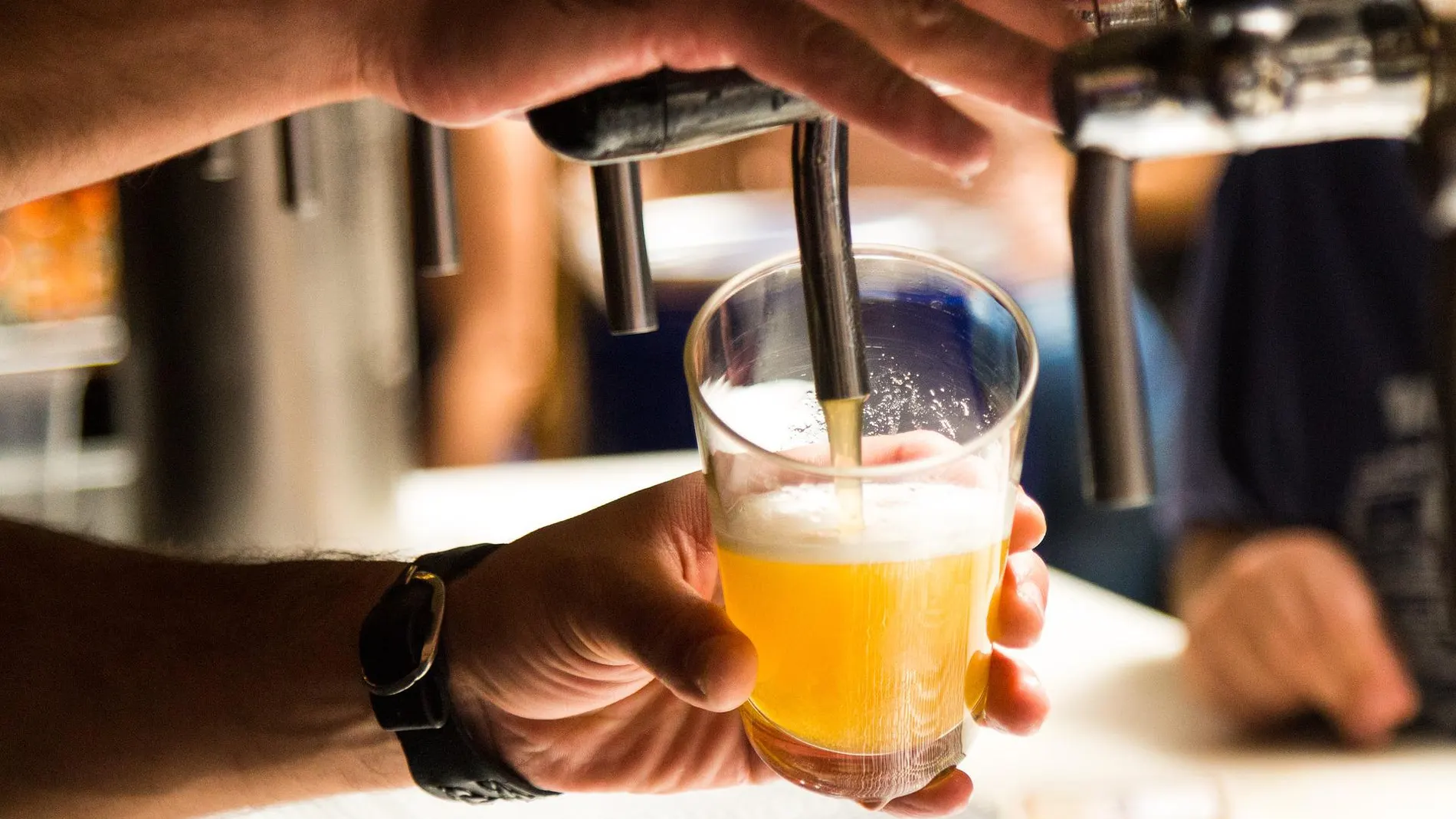 Foto de archivo de un vaso con cerveza en un bar