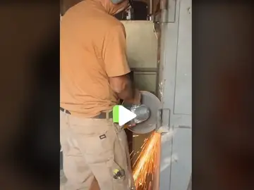 El video del sorprendente hallazgo de una pareja tras comprar una casa abandonada por el que tuvieron que llamar a la Policía El video del sorprendente hallazgo de una pareja tras comprar una casa abandonada por el que tuvieron que llamar a la Policía
