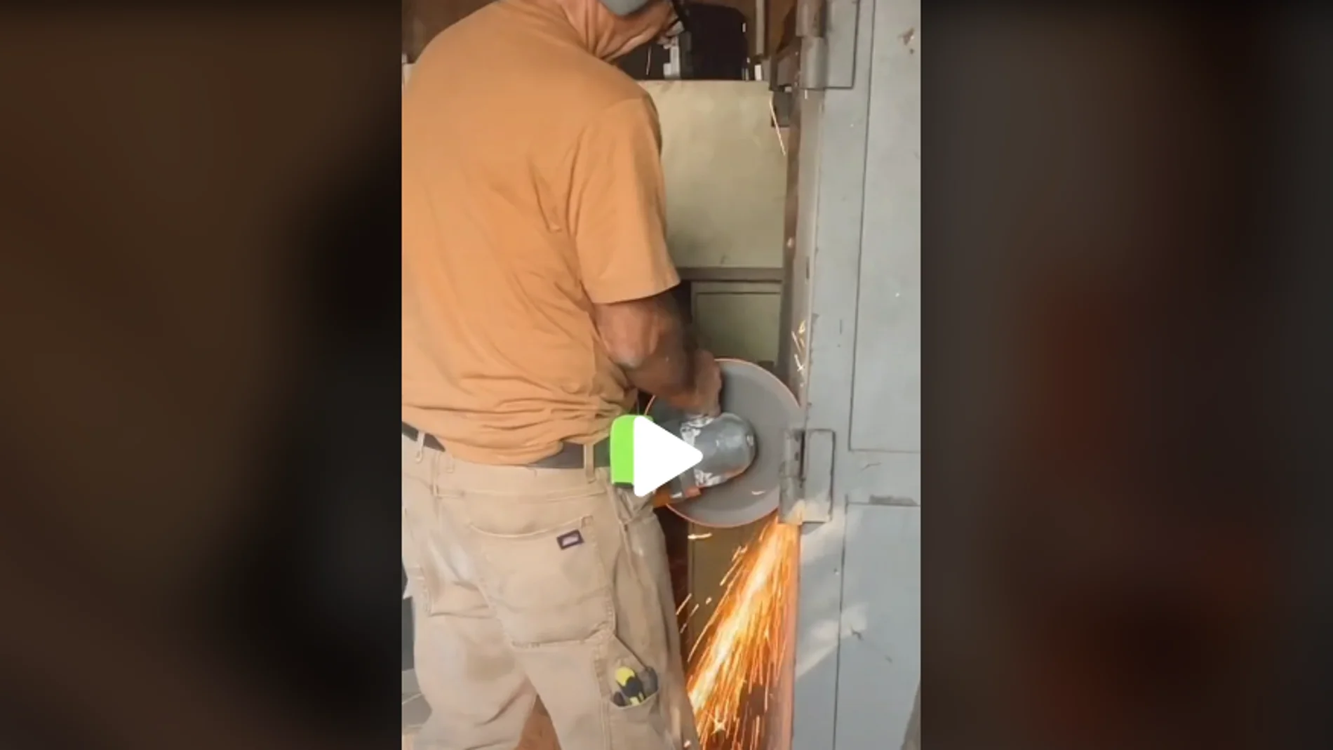 El video del sorprendente hallazgo de una pareja tras comprar una casa abandonada por el que tuvieron que llamar a la Policía El video del sorprendente hallazgo de una pareja tras comprar una casa abandonada por el que tuvieron que llamar a la Policía