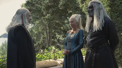 Viserys Targaryen con Corlys Velaryon y Rhaenys Targaryen en 'La Casa del Dragón'