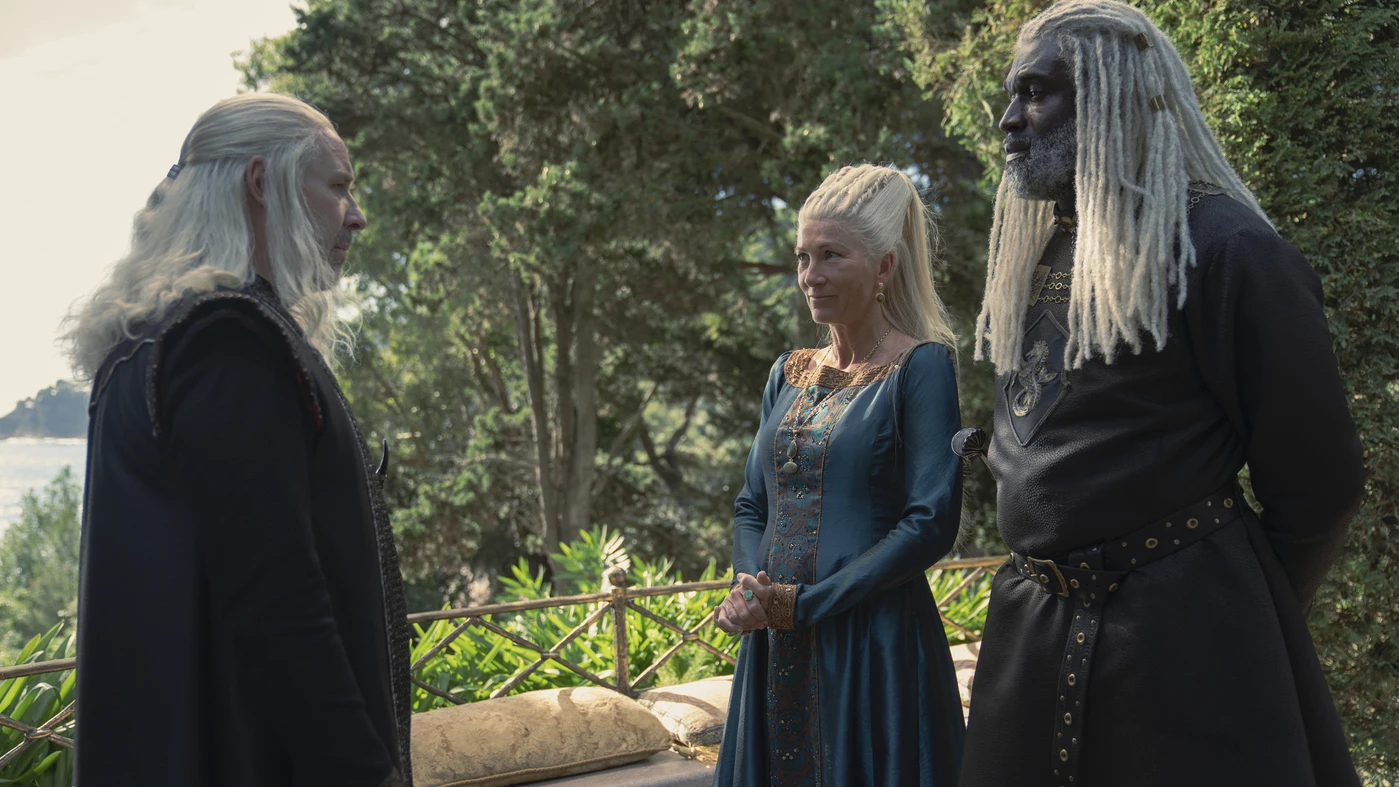 Viserys Targaryen con Corlys Velaryon y Rhaenys Targaryen en 'La Casa del Drag&oacute;n'