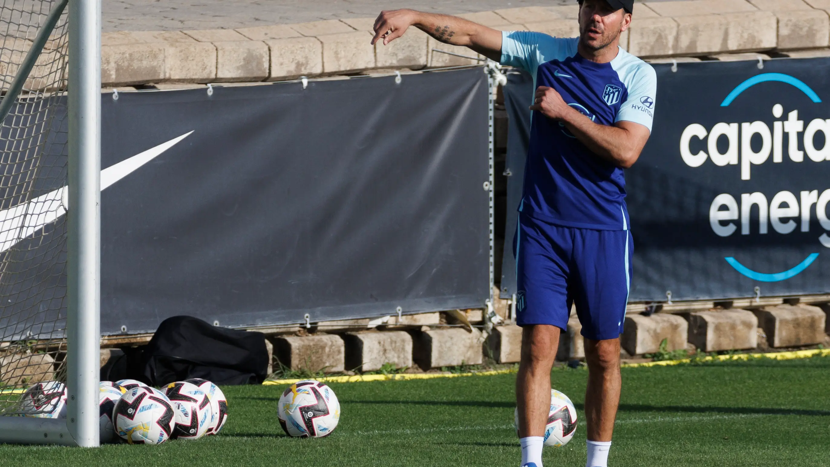Simeone, durante un entrenamiento del Atlético de Madrid Simeone, durante un entrenamiento del Atlético de Madrid