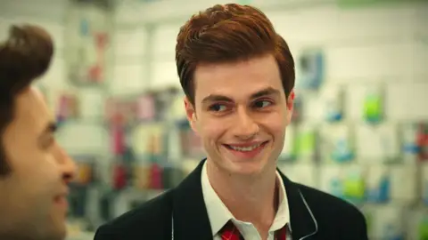 Berk y Tolga vuelven a la carga: ¡Echan una pastilla en el vaso de Ömer! Berk y Tolga vuelven a la carga: ¡Echan una pastilla en el vaso de Ömer!