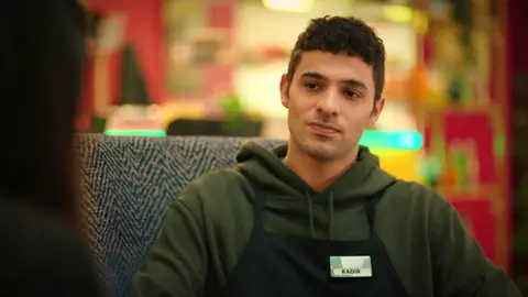 Suzan ofrece dinero a Kadir a cambio de olvidar el asunto de Ömer. ¿Lo aceptará? Suzan ofrece dinero a Kadir a cambio de olvidar el asunto de Ömer. ¿Lo aceptará?