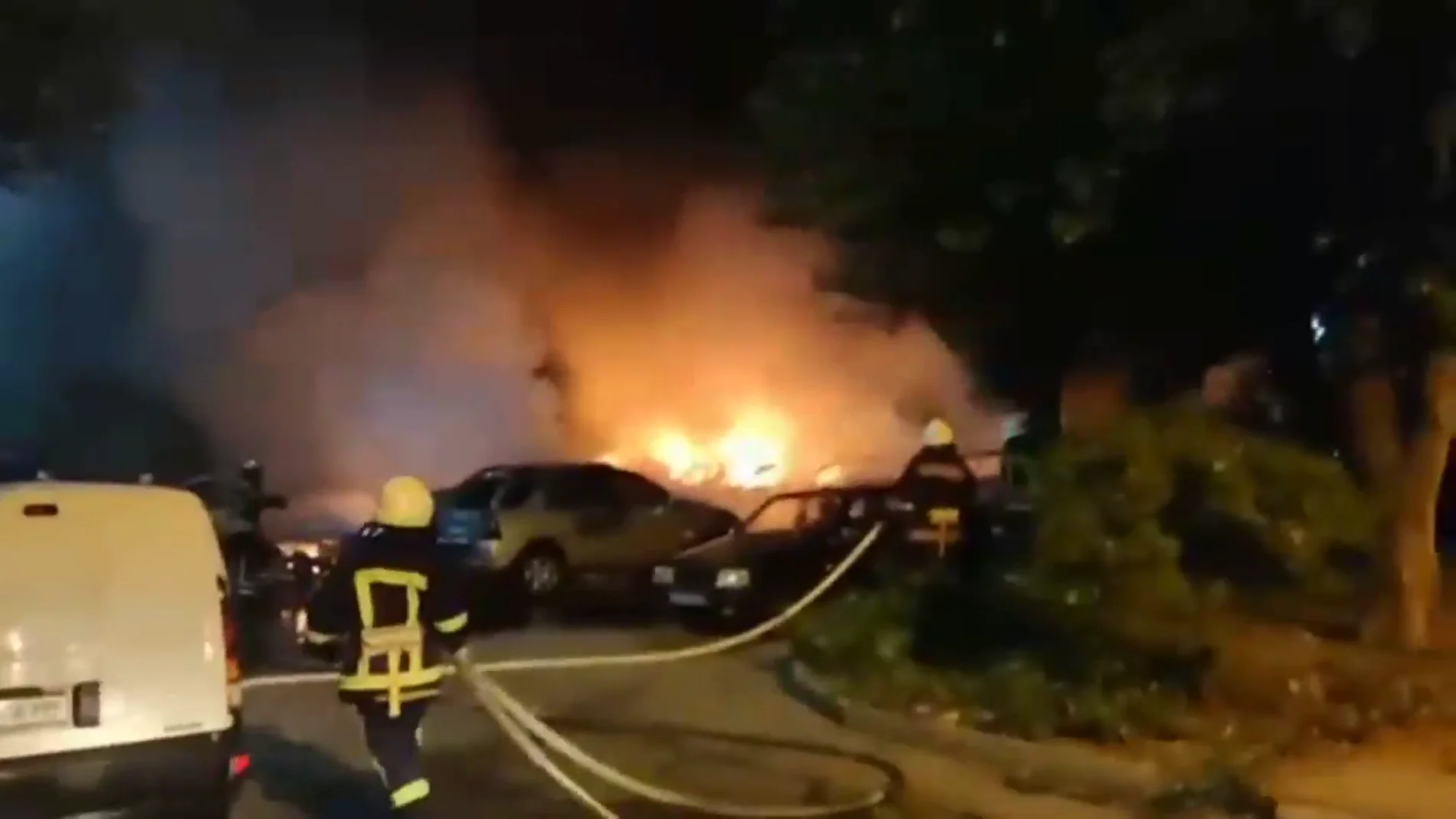 Bomberos intentan sofocar los coches en llamas