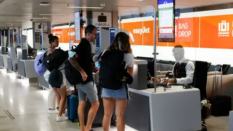 Pasajeros en el aeropuerto Pasajeros en el aeropuerto