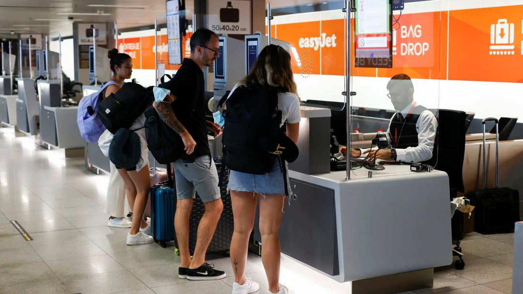Pasajeros en el aeropuerto Pasajeros en el aeropuerto