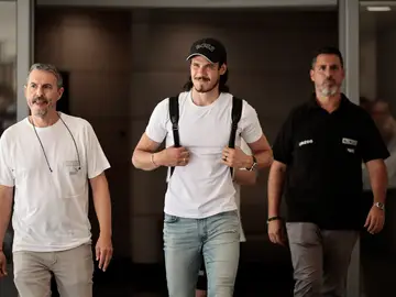 Cavani, en su llegada al aeropuerto para firmar por el Valencia CF