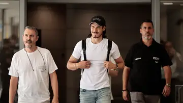 Cavani, en su llegada al aeropuerto para firmar por el Valencia CF
