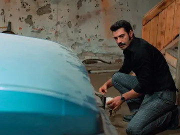 ¡Demir tiene el cadáver de Sevda en el coche! ¿Lo descubrirán? ¡Demir tiene el cadáver de Sevda en el coche! ¿Lo descubrirán?