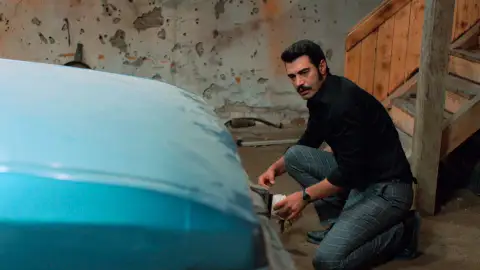 ¡Demir tiene el cadáver de Sevda en el coche! ¿Lo descubrirán? ¡Demir tiene el cadáver de Sevda en el coche! ¿Lo descubrirán?
