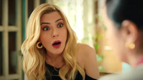 Şengül se va de la lengua: ¡Le ha contado a Nebahat que Suzan es la madre de Ömer! Şengül se va de la lengua: ¡Le ha contado a Nebahat que Suzan es la madre de Ömer!