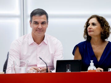 El presidente del Gobierno junto a la ministra de Hacienda y vicesecretaria general del PSOE en la Ejecutiva Federal de este lunes