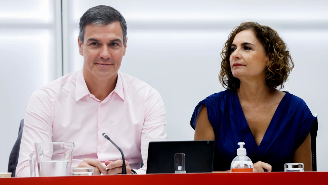 El presidente del Gobierno junto a la ministra de Hacienda y vicesecretaria general del PSOE en la Ejecutiva Federal de este lunes