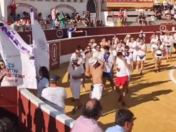 Muere por una cornada mortal en el cuello Muere por una cornada mortal en el cuello