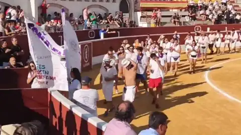 Muere por una cornada mortal en el cuello Muere por una cornada mortal en el cuello