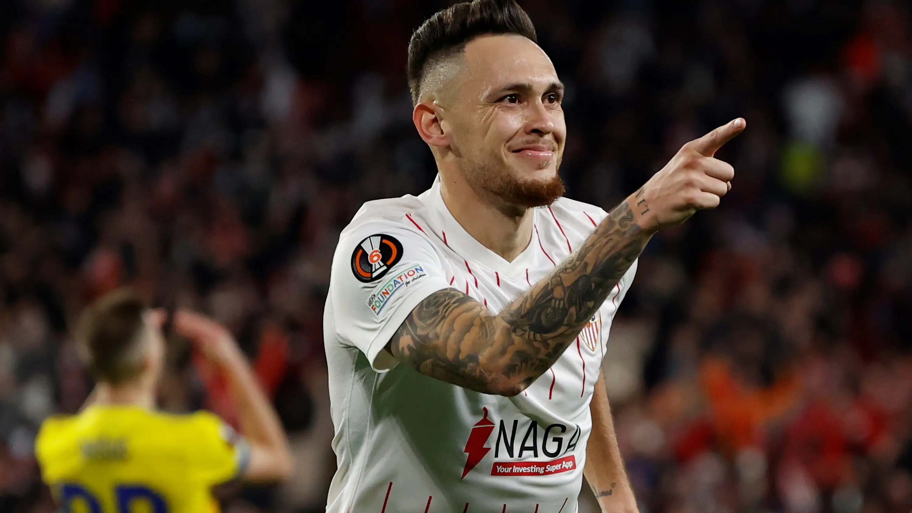 Lucas Ocampos en una imagen de archivo con el Sevilla.