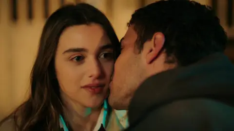 Kadir invita a Melisa a un romántico picnic… ¡Y la besa! Kadir invita a Melisa a un romántico picnic… ¡Y la besa!