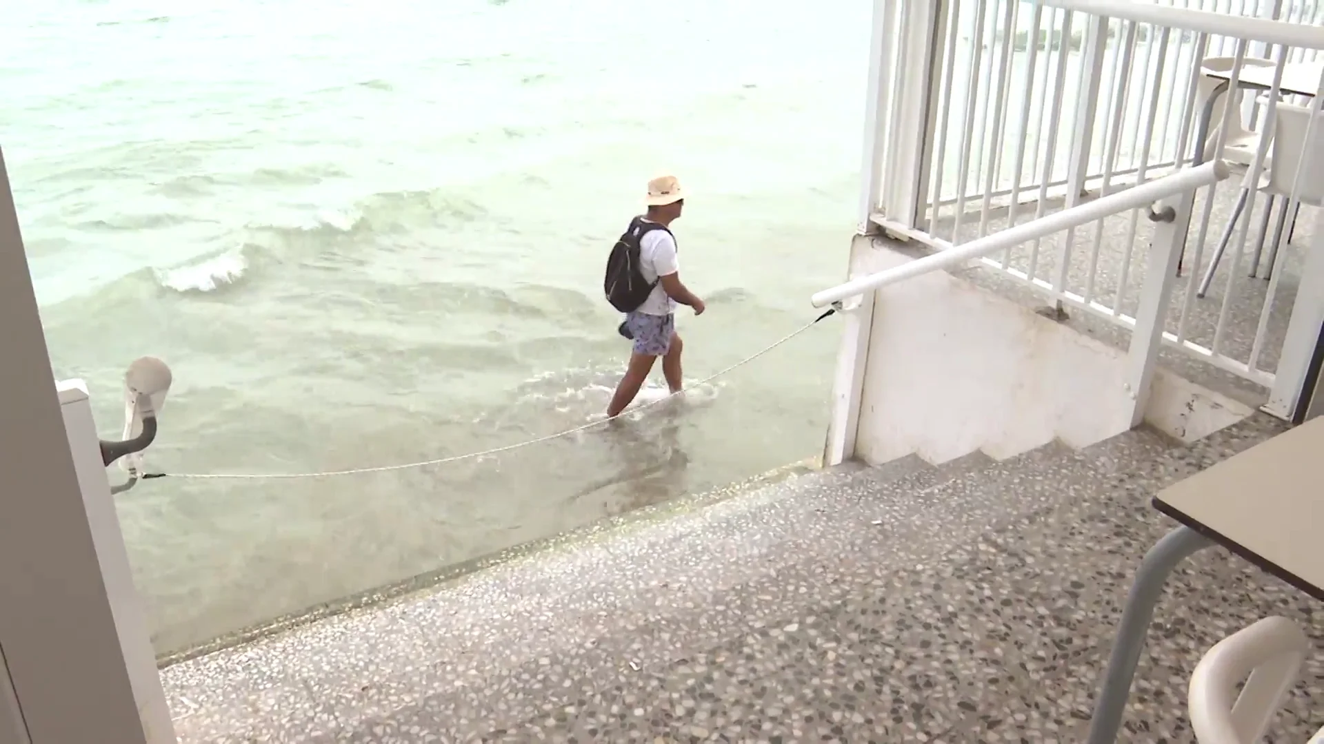 El mar deja sin arena a la playa de El Pinet