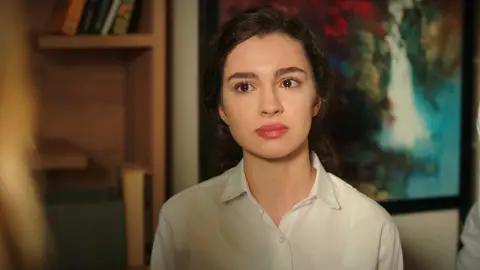 ¡Nebahat acusa a Asiye de haberle robado un collar a su hija! ¡Nebahat acusa a Asiye de haberle robado un collar a su hija!