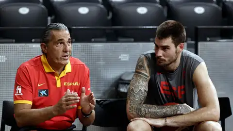 Sergio Scariolo (i), junto a Juancho Hernangomez Sergio Scariolo (i), junto a Juancho Hernangomez