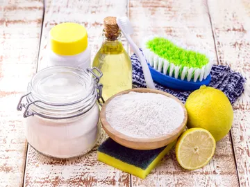 Bicarbonato, vinagre, limón y utensilios de limpieza Bicarbonato, vinagre, limón y utensilios de limpieza