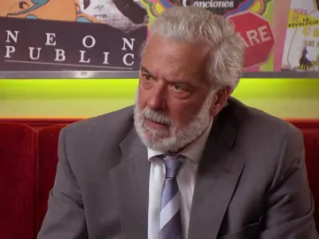 El inspector Barros llega al barrio compartiendo sus sospechas con el comisario Luján El inspector Barros llega al barrio compartiendo sus sospechas con el comisario Luján