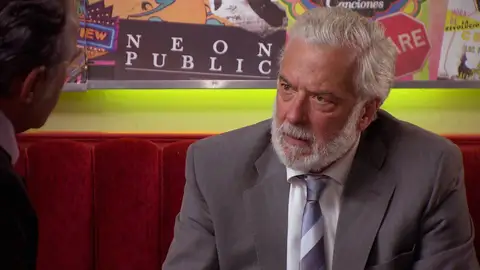 El inspector Barros llega al barrio compartiendo sus sospechas con el comisario Luján El inspector Barros llega al barrio compartiendo sus sospechas con el comisario Luján