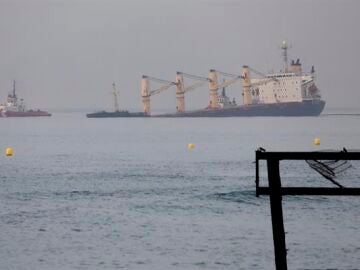 Dos buques chocan entre sí durante unas maniobras en la Bahía de Algeciras y uno queda completamente varado