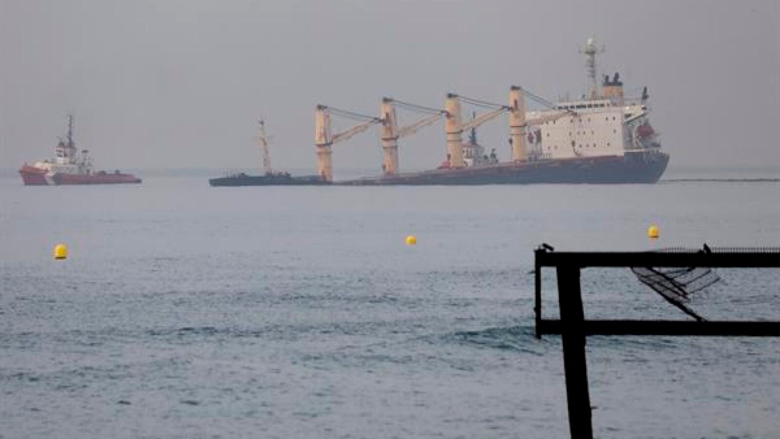 La rotura del casco del buque 'OS 35' provoca una fuga de aceite lubricante