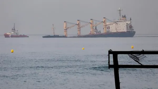 Dos buques chocan entre sí durante unas maniobras en la Bahía de Algeciras y uno queda completamente varado Dos buques chocan entre sí durante unas maniobras en la Bahía de Algeciras y uno queda completamente varado