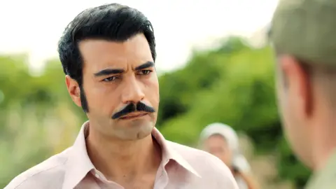 La policía llega a la mansión Yaman: ¡Están buscando a Sevda! La policía llega a la mansión Yaman: ¡Están buscando a Sevda!
