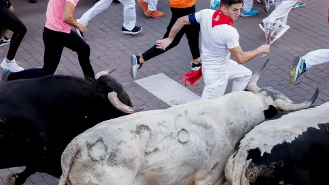 Peligroso y emocionante cuarto encierro Peligroso y emocionante cuarto encierro