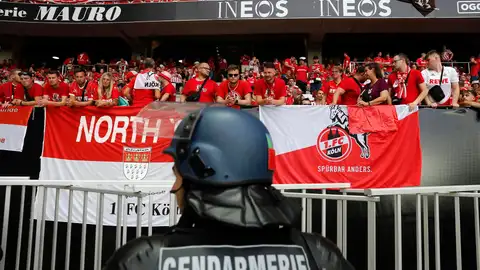 Aficionados del Colonia durante el partido contra el Niza Aficionados del Colonia durante el partido contra el Niza