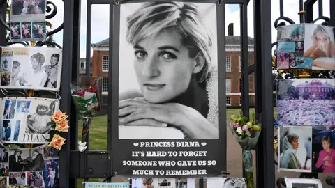 Homenaje a Diana en la entrada del Palacio de Kensington Homenaje a Diana en la entrada del Palacio de Kensington
