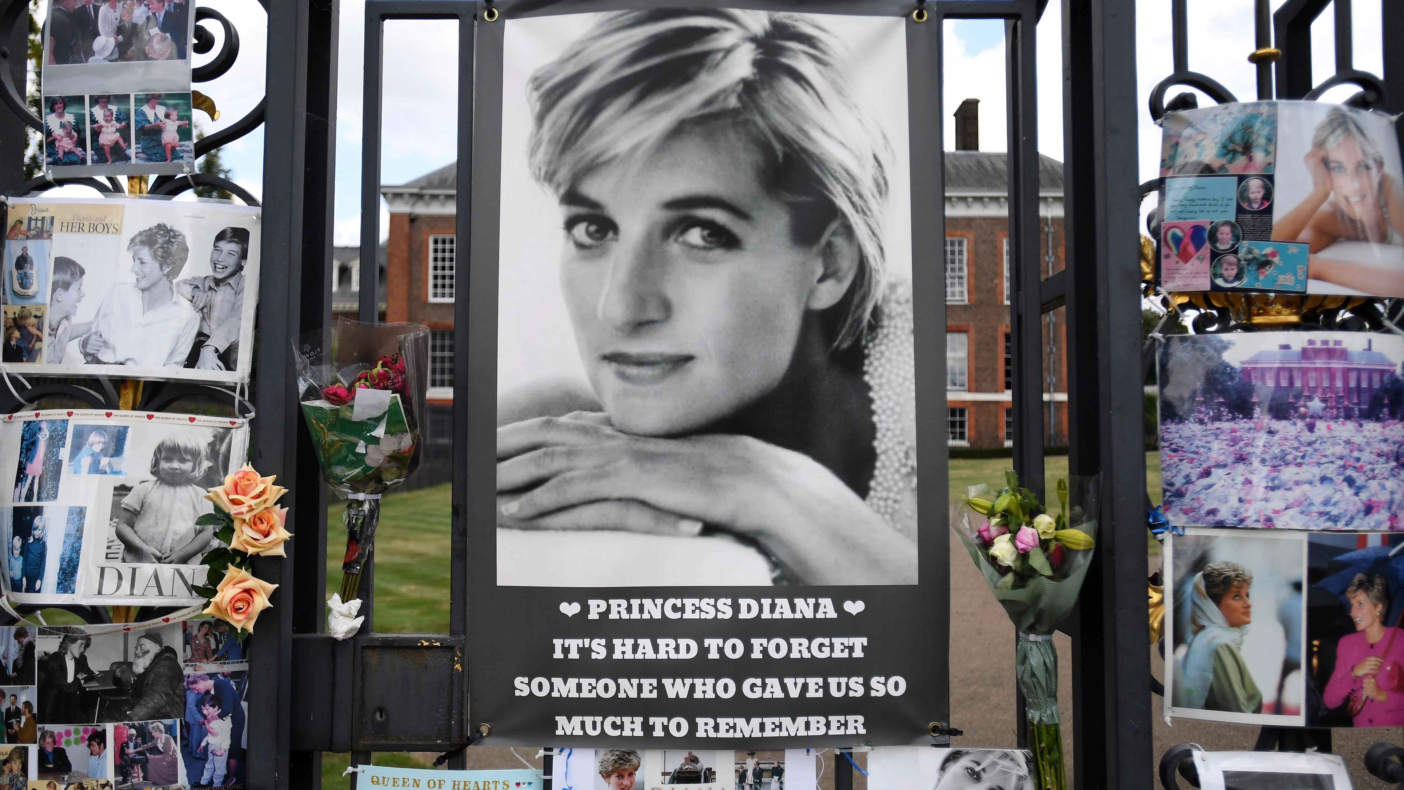 Homenaje a Diana en la entrada del Palacio de Kensington Homenaje a Diana en la entrada del Palacio de Kensington