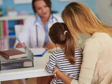Madre e hija en la consulta de una pediatra. Madre e hija en la consulta de una pediatra.