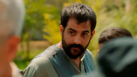 El pequeño Adnan acusa frente a toda la mansión a Cümali… ¡Y él huye! El pequeño Adnan acusa frente a toda la mansión a Cümali… ¡Y él huye!